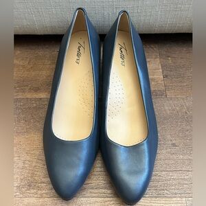 Trotters navy blue leather pumps heals women’s size 9M